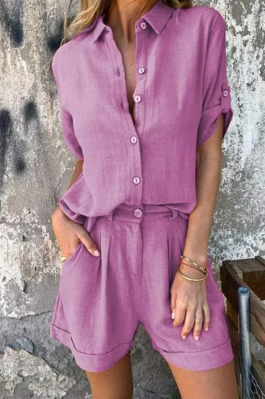 Moda donna: completo casual estivo con camicia e pantaloncini. Un set due pezzi versatile per ogni occasione.