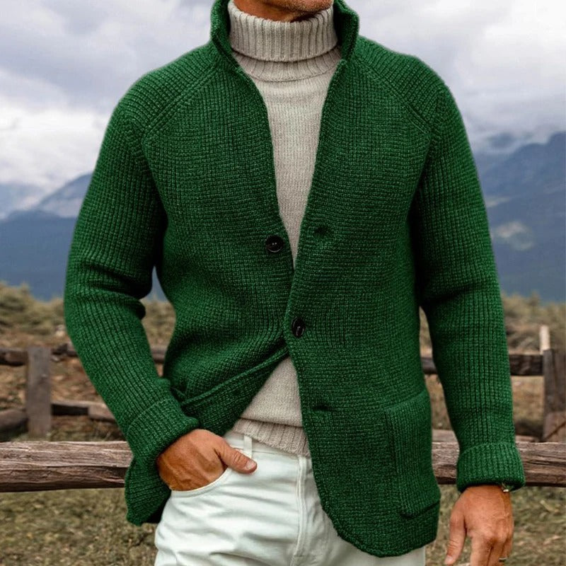 Moda maschile: cardigan uomo a maniche lunghe con bottoni e tasche, essenziale per l'abbigliamento autunnale.