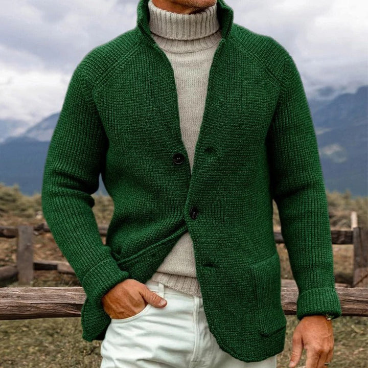 Moda maschile: cardigan uomo a maniche lunghe con bottoni e tasche, essenziale per l'abbigliamento autunnale.