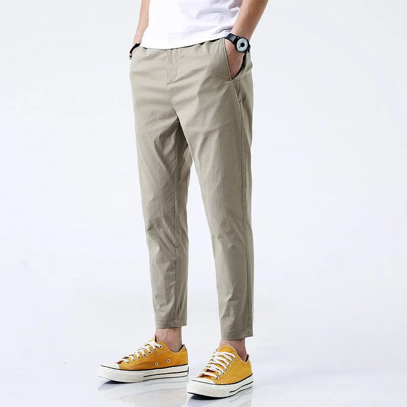Pantaloni chino uomo straight fit, massimo comfort grazie al tessuto stretch e taglio alla caviglia, per un look versatile.