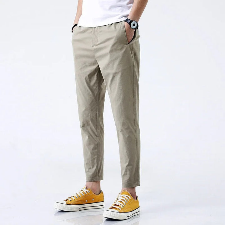 Pantaloni chino uomo straight fit, massimo comfort grazie al tessuto stretch e taglio alla caviglia, per un look versatile.
