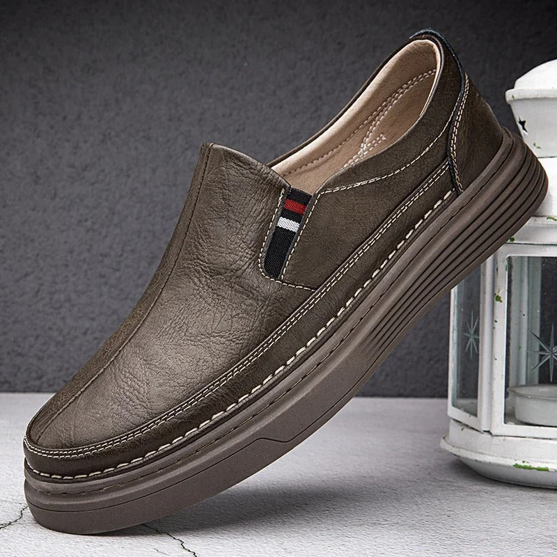 Mocassini uomo classici-moderni. Calzature eleganti e casual, traspiranti per comfort continuo.