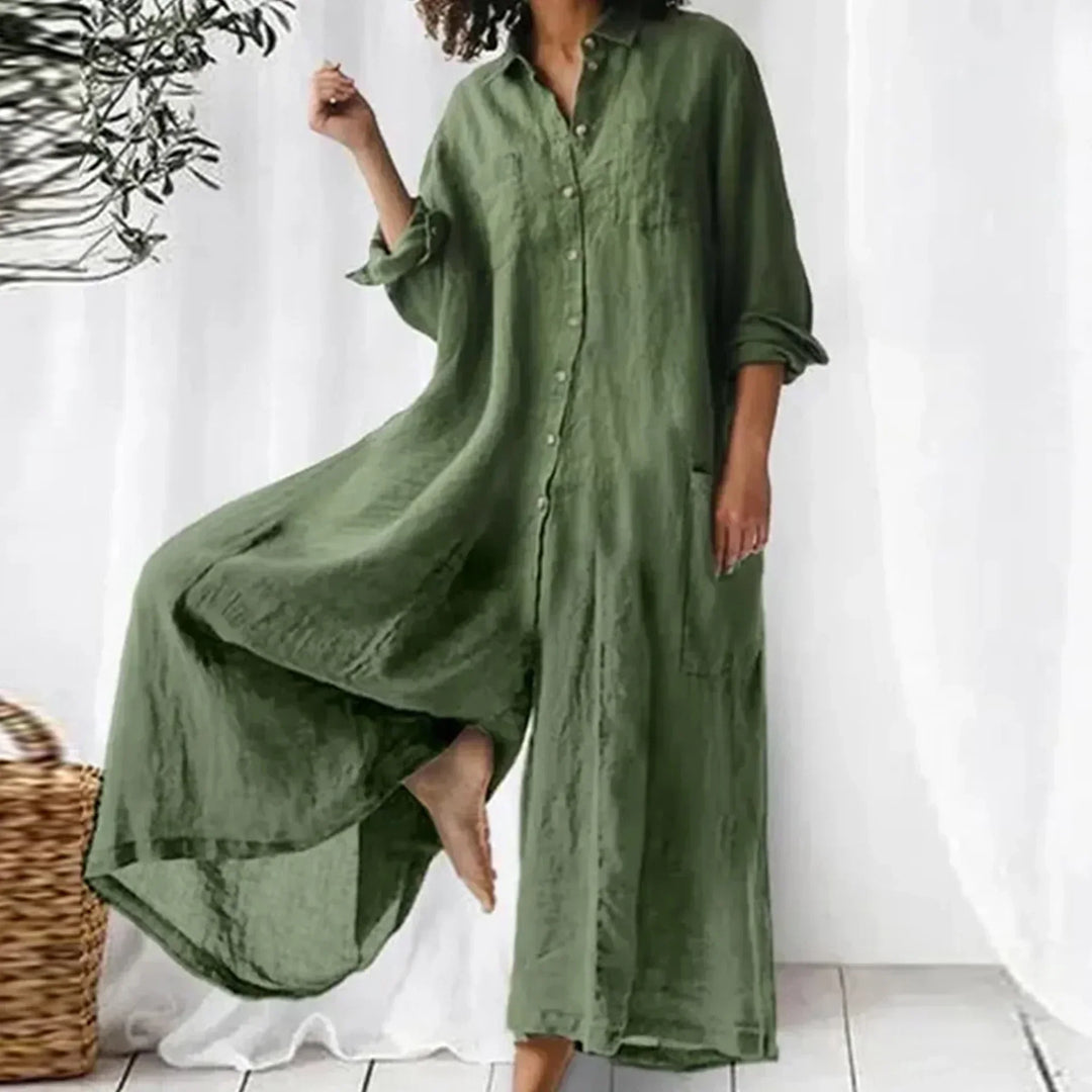 Tuta da donna gamba larga con bottoni, comoda e versatile per look casual estivi e outfit viaggio. Moda femminile.