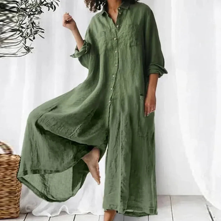Tuta da donna gamba larga con bottoni, comoda e versatile per look casual estivi e outfit viaggio. Moda femminile.