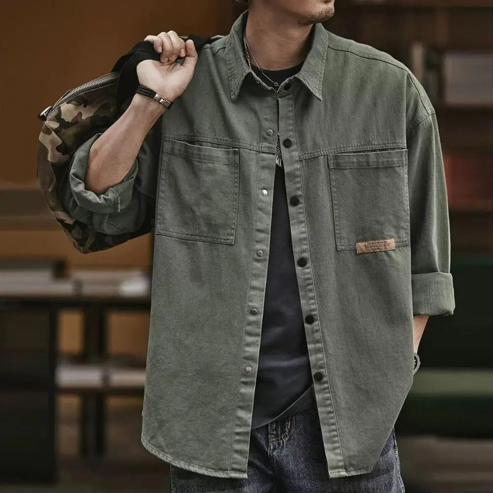 Camicia casual da uomo a maniche lunghe con tasche frontali e bottoni. Perfetta per uno stile quotidiano versatile.