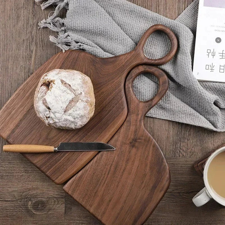 Eleganti taglieri in legno di noce, due pezzi resistenti per tagliare verdure o servire formaggi in cucina.