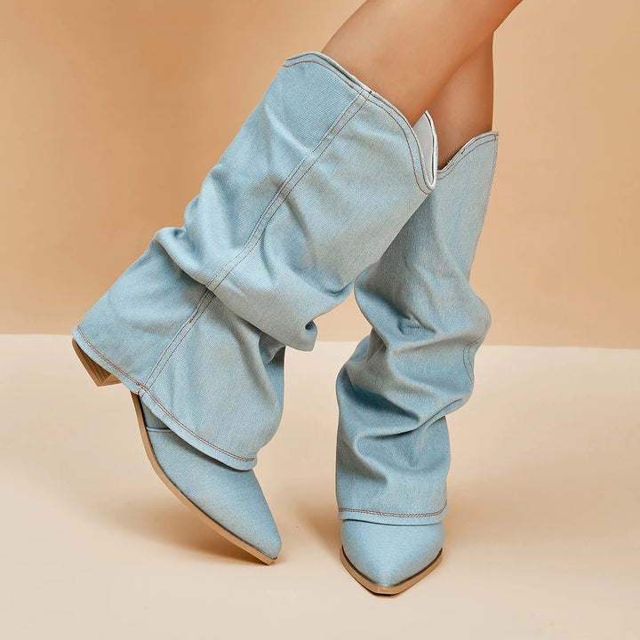 Stivali blu cielo da donna al ginocchio con tacco largo plissettato, perfetti per look autunnali eleganti.