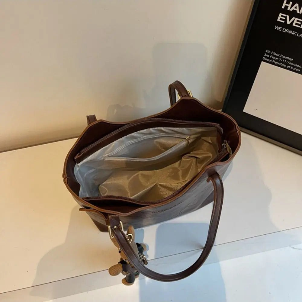 Donna elegante con borsa a tracolla nera in pelle vegana, ideale per l'ufficio, riunioni o serate speciali.