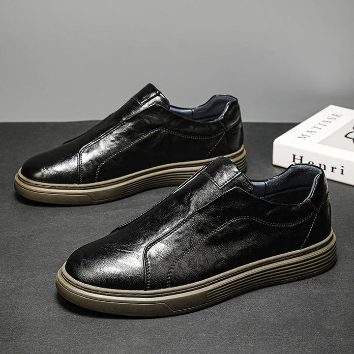 Scarpe uomo senza lacci, pratiche sneakers slip-on adatte per stile casual e comfort prolungato.