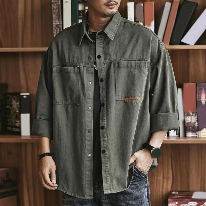 Camicia uomo a maniche lunghe, con tasche e bottoni, dal design casual. Stile versatile per l'abbigliamento quotidiano.
