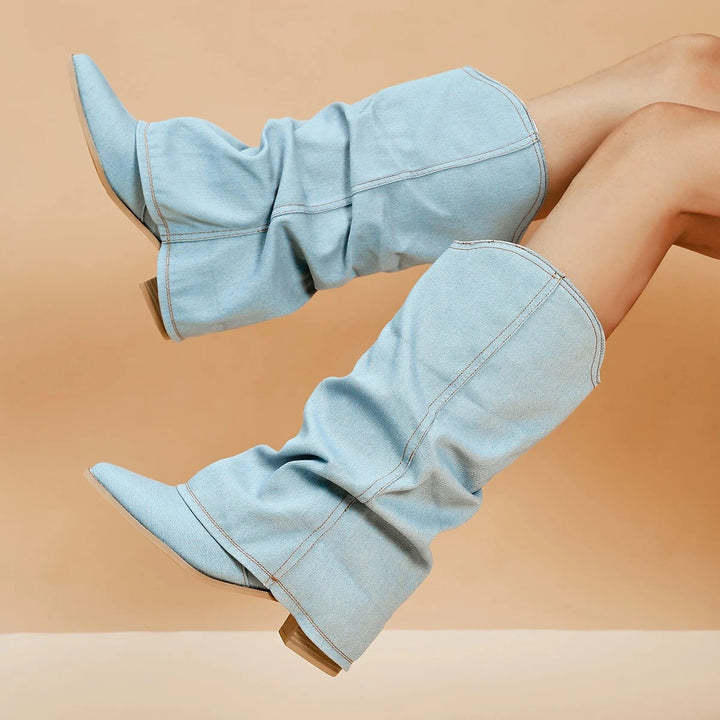 Stivali alti donna al ginocchio con tacco largo plissettato, ideali per un look autunnale chic e confortevole.