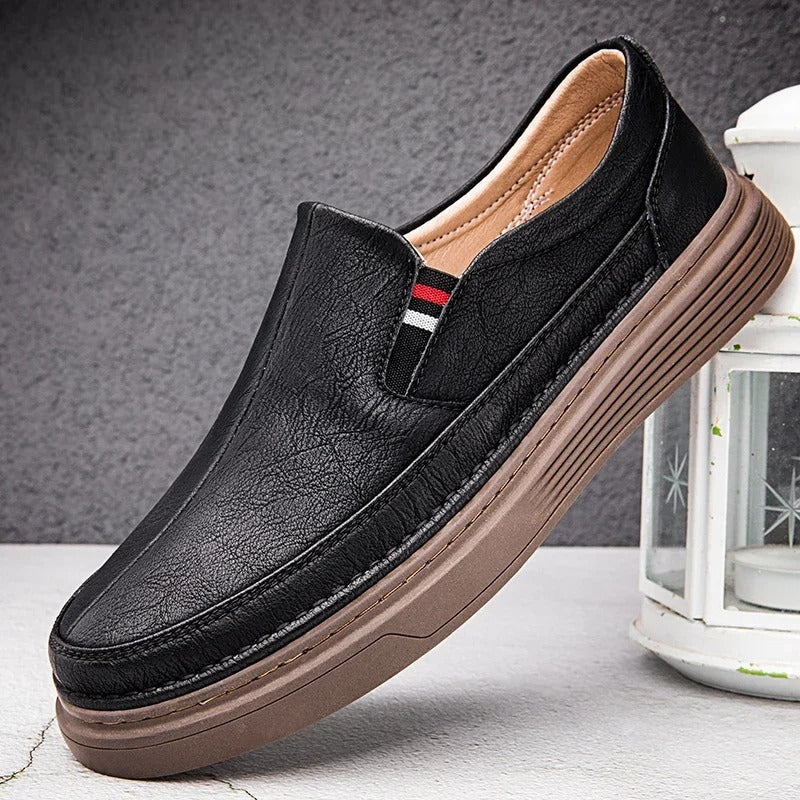 Mocassini uomo di qualità. Stile elegante, comfort traspirante per calzature raffinate e durature.