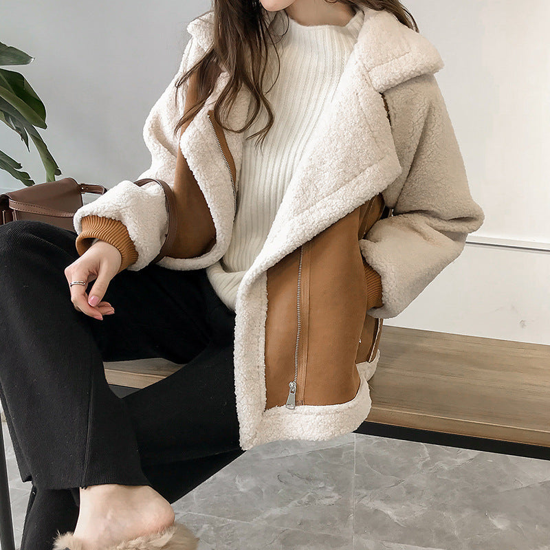 Cappotto corto da donna in camoscio, caldo e glamour. Ideale per look autunno-inverno, stile confortevole.