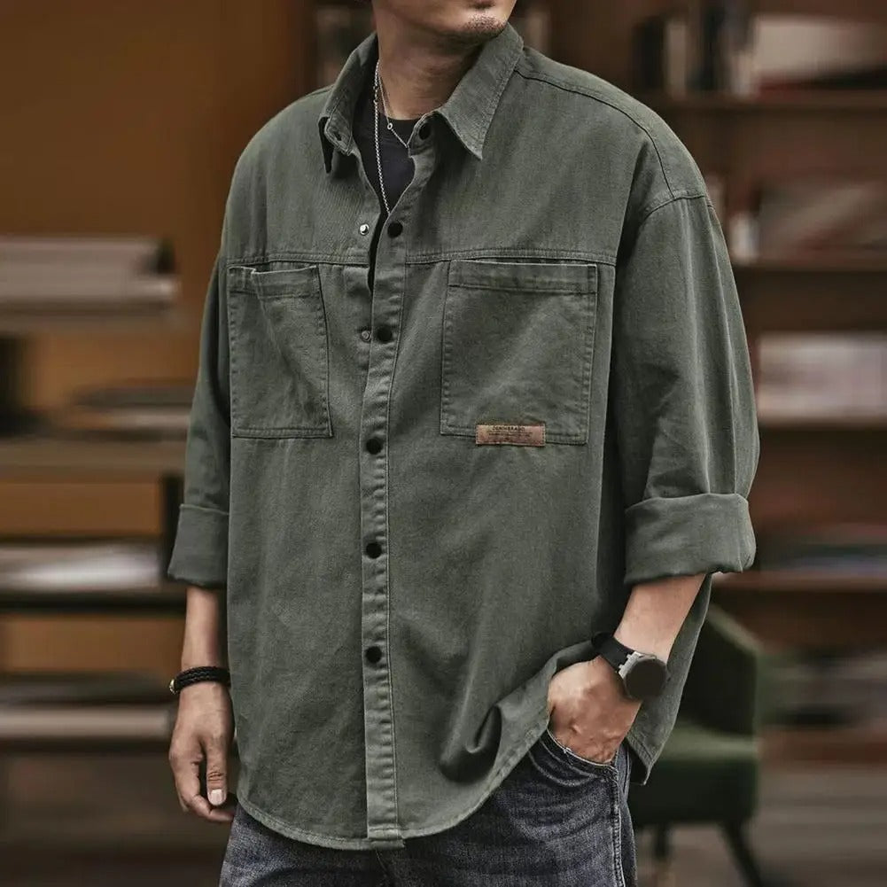Moda uomo: camicia casual a maniche lunghe con tasche. Ideale per un abbigliamento confortevole e di tendenza.