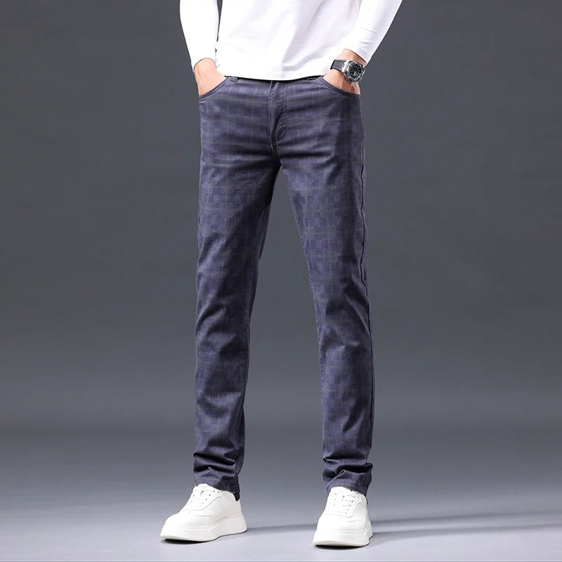 Pantaloni uomo slim fit a quadri, eleganti e moderni, perfetti per look smart casual o ufficio.