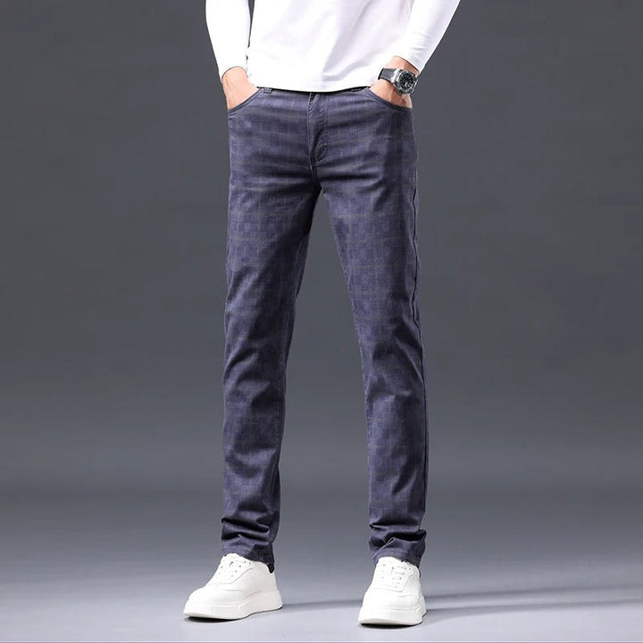Pantaloni uomo slim fit a quadri, eleganti e moderni, perfetti per look smart casual o ufficio.
