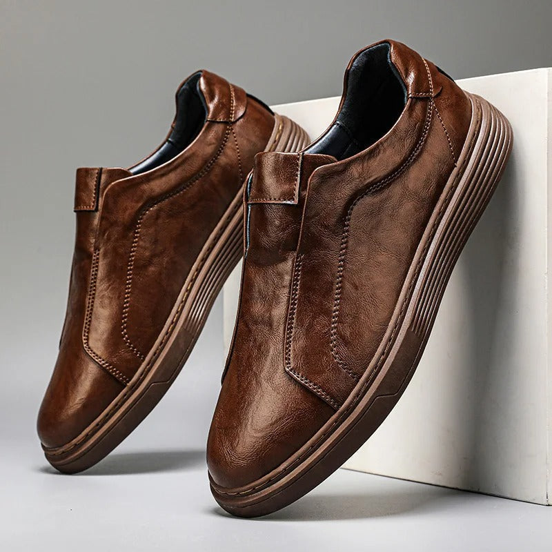 Moda uomo: sneakers nere slip-on con memory foam. Stile casual e comfort in ogni passo.