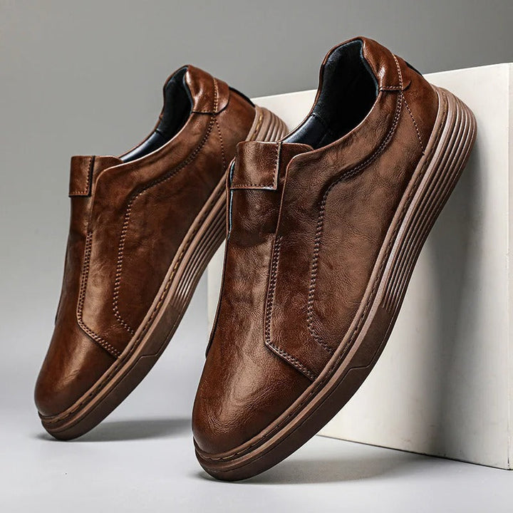 Moda uomo: sneakers nere slip-on con memory foam. Stile casual e comfort in ogni passo.