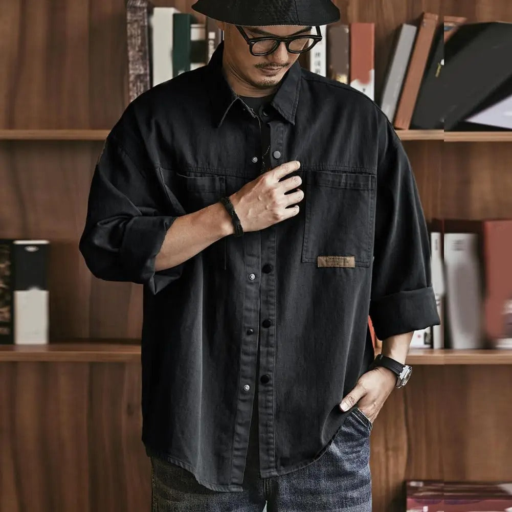 Camicia uomo a maniche lunghe, stile casual vintage, con tasche sul petto. Abbigliamento comodo e alla moda.