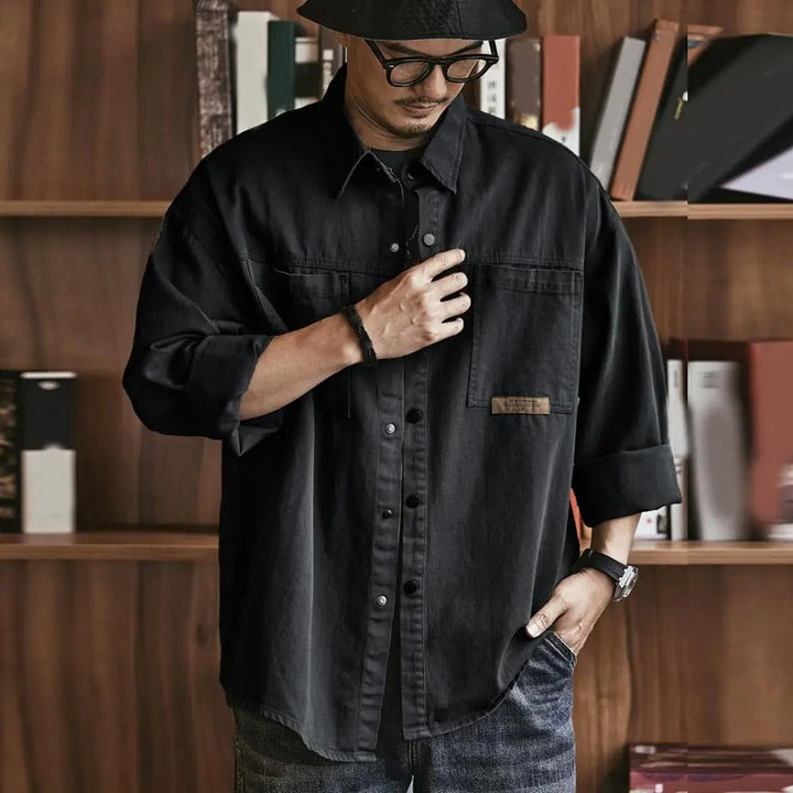 Camicia uomo a maniche lunghe, stile casual vintage, con tasche sul petto. Abbigliamento comodo e alla moda.