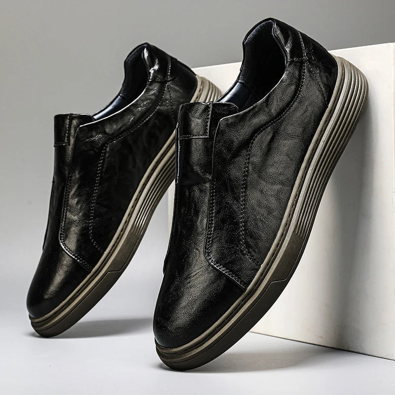 Calzature uomo bianche slip-on memory foam, perfette per un look fresco e confortevole ogni giorno.