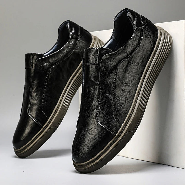Calzature uomo bianche slip-on memory foam, perfette per un look fresco e confortevole ogni giorno.