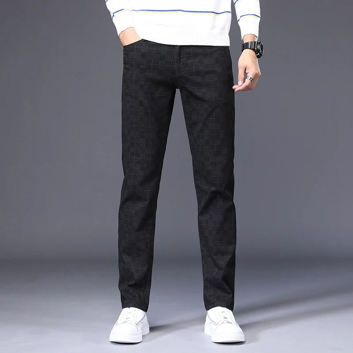 Retro pantaloni uomo slim fit a quadri. Design curato e vestibilità che valorizza la figura. Comfort e stile.