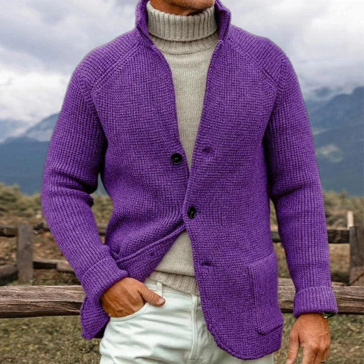 Cardigan uomo classico con bottoni, a maniche lunghe e tasche, perfetto per un look autunnale elegante o casual.