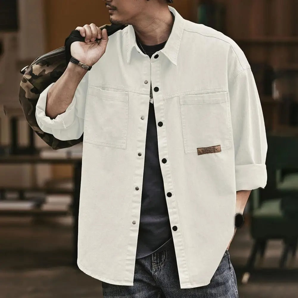 Camicia da uomo casual con tasche applicate sul petto e chiusura a bottoni. Ideale per look quotidiani versatili.