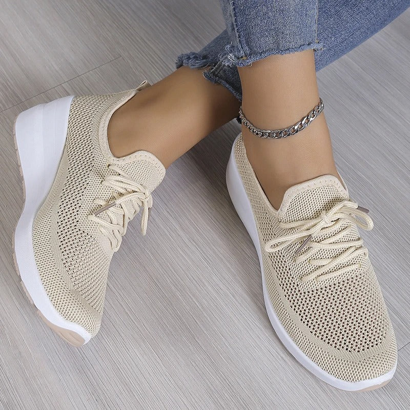 Scarpe da donna ortopediche, leggere e comode per il passeggio quotidiano, offrono massimo comfort.