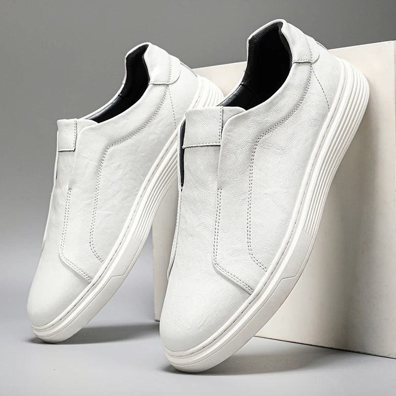 Sneakers uomo basse slip-on, ideali per passeggiate casual. Ammortizzazione memory foam per comfort.