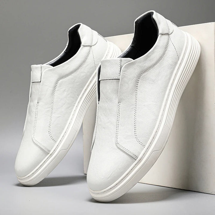 Sneakers uomo basse slip-on, ideali per passeggiate casual. Ammortizzazione memory foam per comfort.