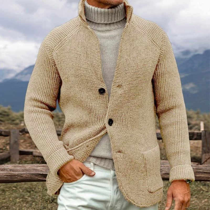Primo piano del dettaglio bottoni e tasche sul cardigan uomo a maniche lunghe, abbigliamento autunnale.