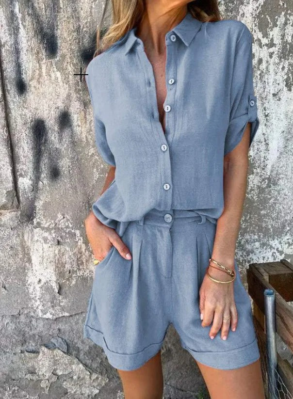 Completo estivo da donna con camicia ampia e pantaloncini in misto lino. Per un outfit moda rilassato.