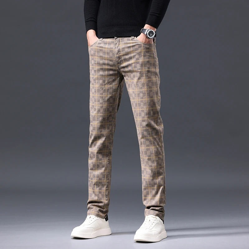 Pantaloni uomo slim fit a quadri, un capo essenziale per la moda maschile. Eleganza e comfort in un unico pantalone.
