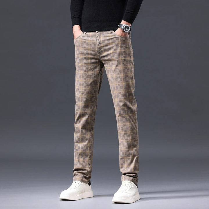 Pantaloni uomo slim fit a quadri, un capo essenziale per la moda maschile. Eleganza e comfort in un unico pantalone.