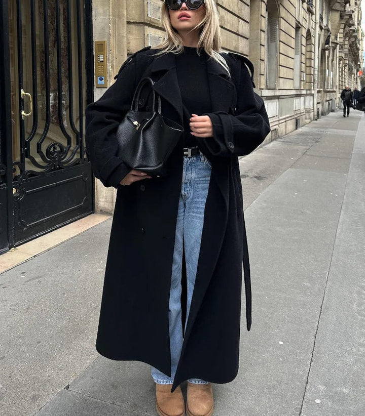Elegante cappotto lungo da donna nero, caldo e di moda, perfetto per l'inverno e l'abbigliamento chic sofisticato.