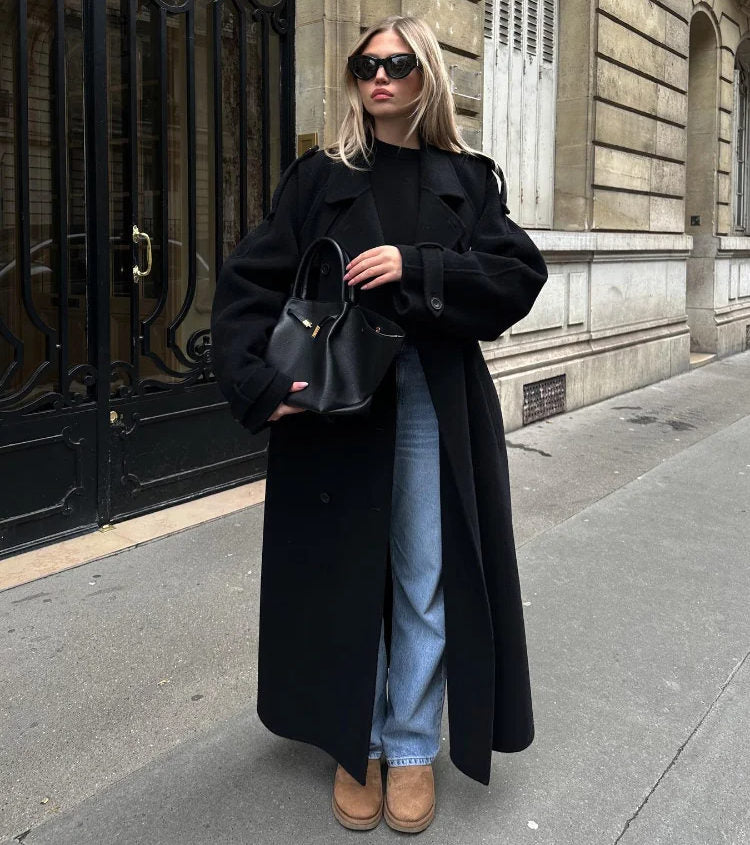 Cappotto lungo invernale da donna elegante, caldo e nero. Perfetto per la moda e l'abbigliamento chic.