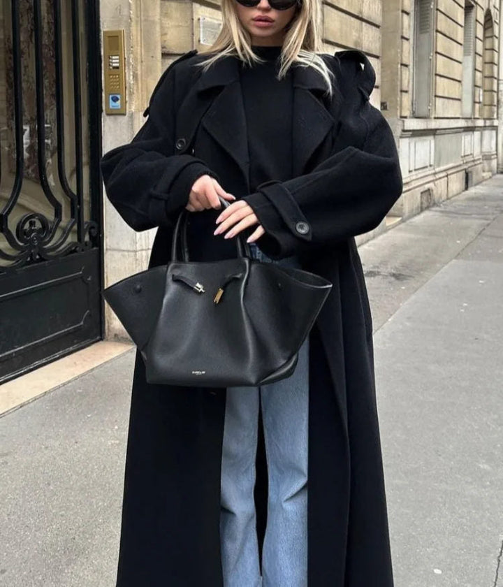 Cappotto invernale lungo da donna, nero ed elegante, che offre calore e stile sofisticato per la moda femminile.