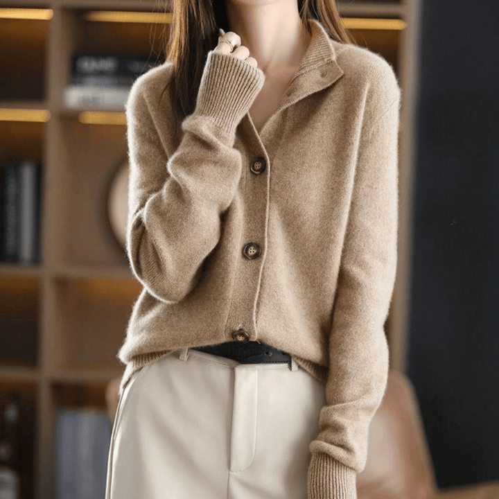 Cardigan donna autunnale, versatile e caldo, con taglio rilassato per un look casual chic.