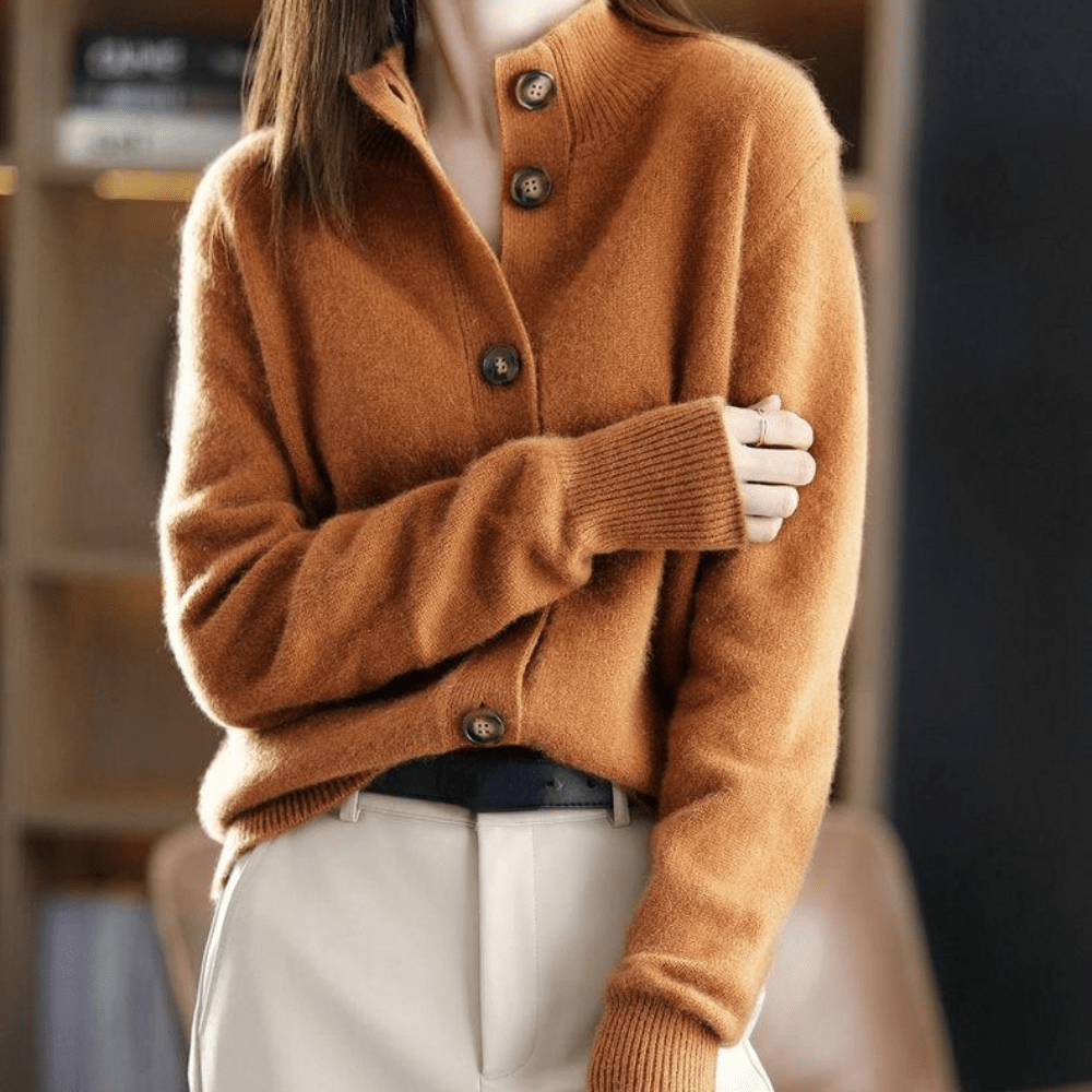 Cardigan autunnale da donna con fit confortevole, ideale per stratificazione. Tessuto leggero e caldo.