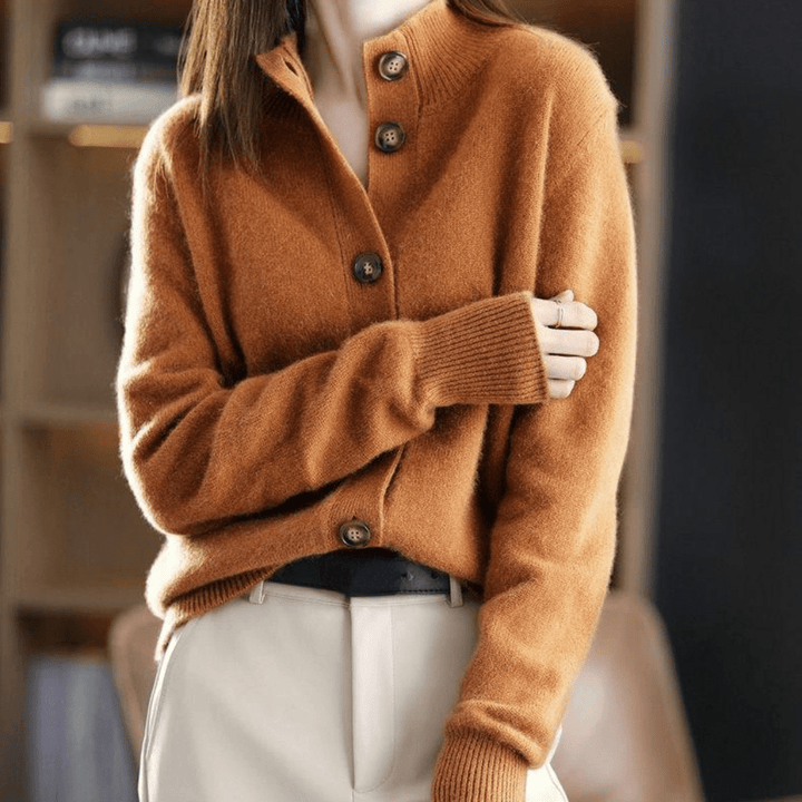 Cardigan autunnale da donna con fit confortevole, ideale per stratificazione. Tessuto leggero e caldo.