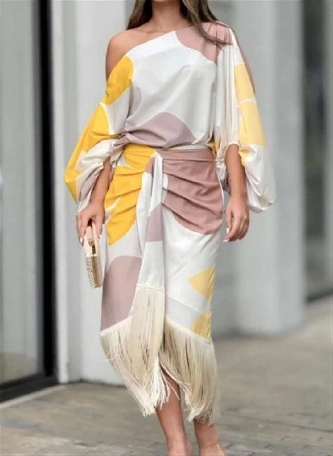 Abito midi giallo donna, design monospalla con chiusura a portafoglio. Stile elegante per la sera.