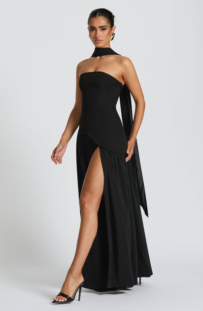 Abito da cerimonia lungo donna asimmetrico, con spacco laterale. Look elegante e senza maniche.