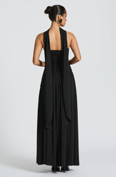 Elegante abito lungo donna con spacco laterale, design asimmetrico. Perfetto per una serata di gala.