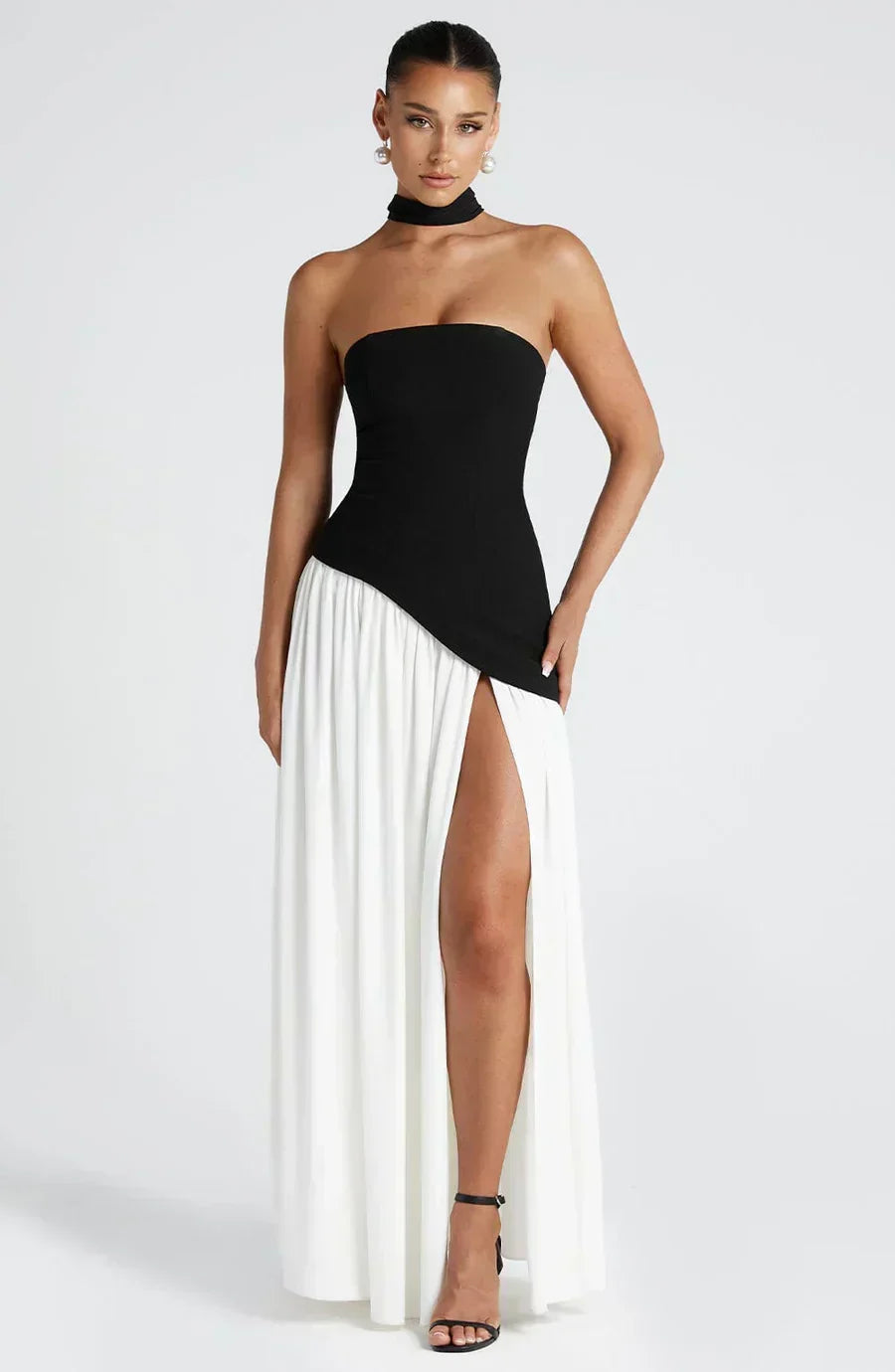 Abito estivo lungo donna, taglio asimmetrico con spacco laterale. Elegante e senza maniche.
