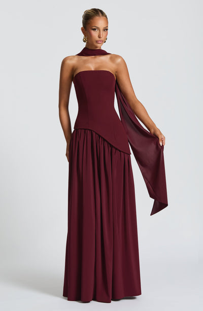 Abito da cerimonia lungo donna, design asimmetrico e spacco laterale. Stile sofisticato ed estivo.