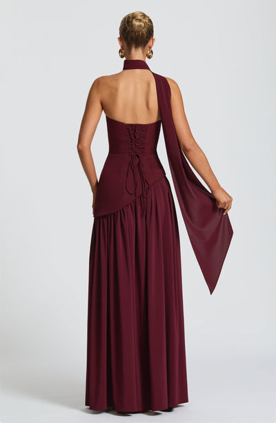 Elegante abito lungo donna senza maniche, orlo asimmetrico e spacco laterale. Ideale per eventi.
