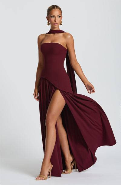 Abito lungo asimmetrico donna per festa, con spacco laterale. Tessuto leggero, perfetto per l'estate.
