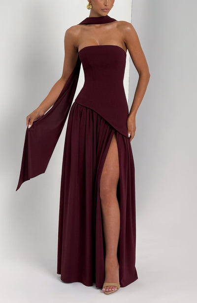 Vestito lungo elegante da donna, asimmetrico e senza maniche. Spacco laterale per un tocco chic.